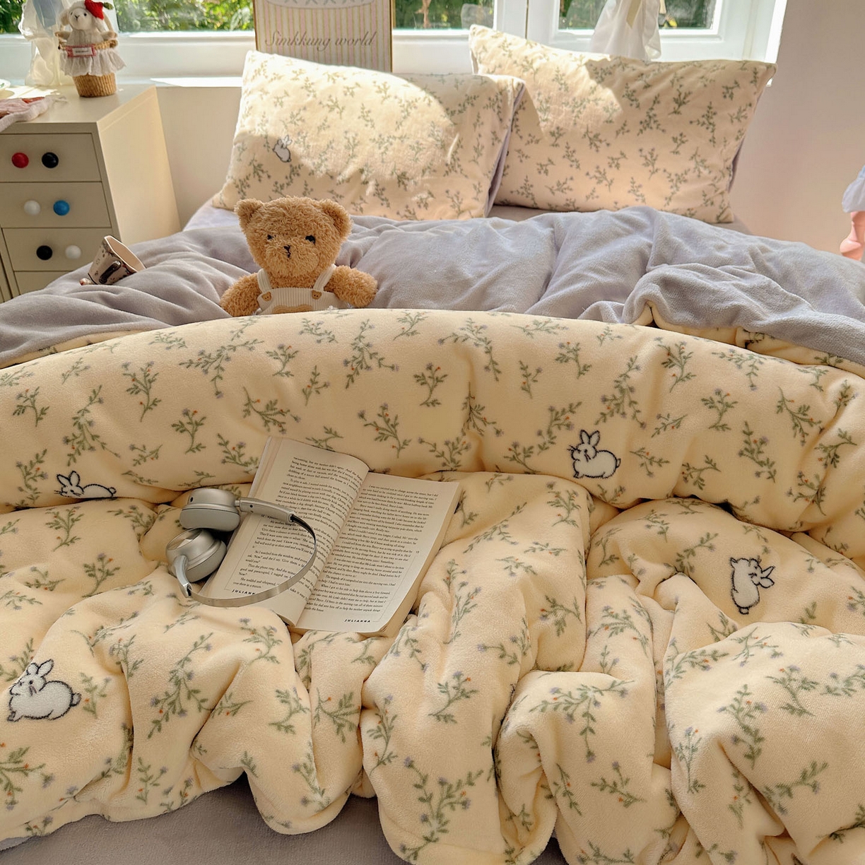 91家纺网 家纺一手货源 找家纺 优选 2025新款小清新加厚高克重牛奶绒四件套直播热款新花型更新 可爱小兔