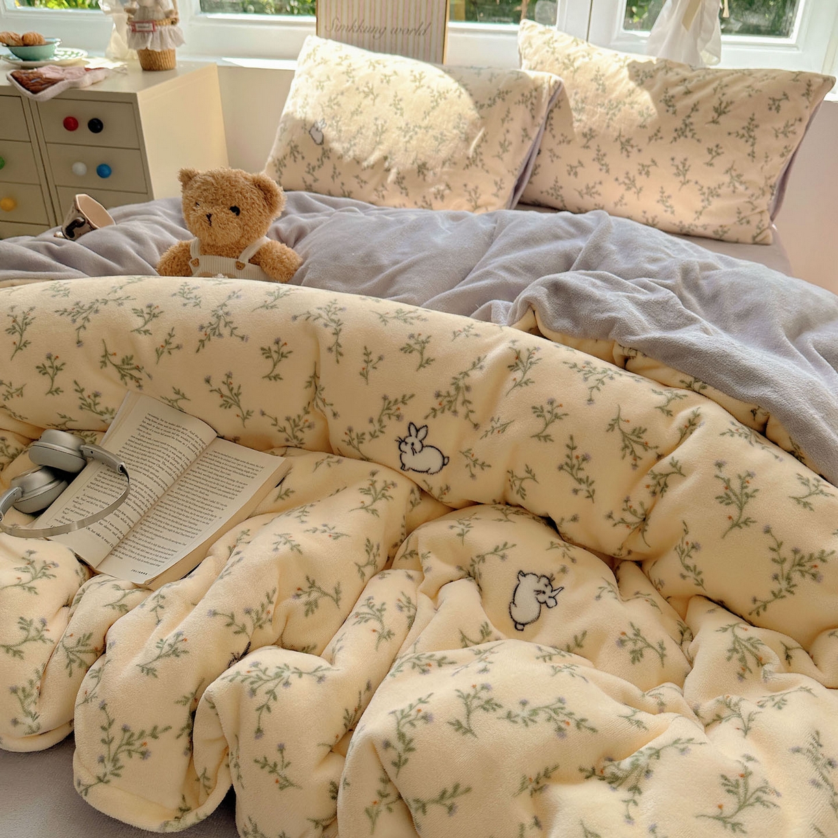 91家纺网 家纺一手货源 找家纺 优选 2025新款小清新加厚高克重牛奶绒四件套直播热款新花型更新 可爱小兔