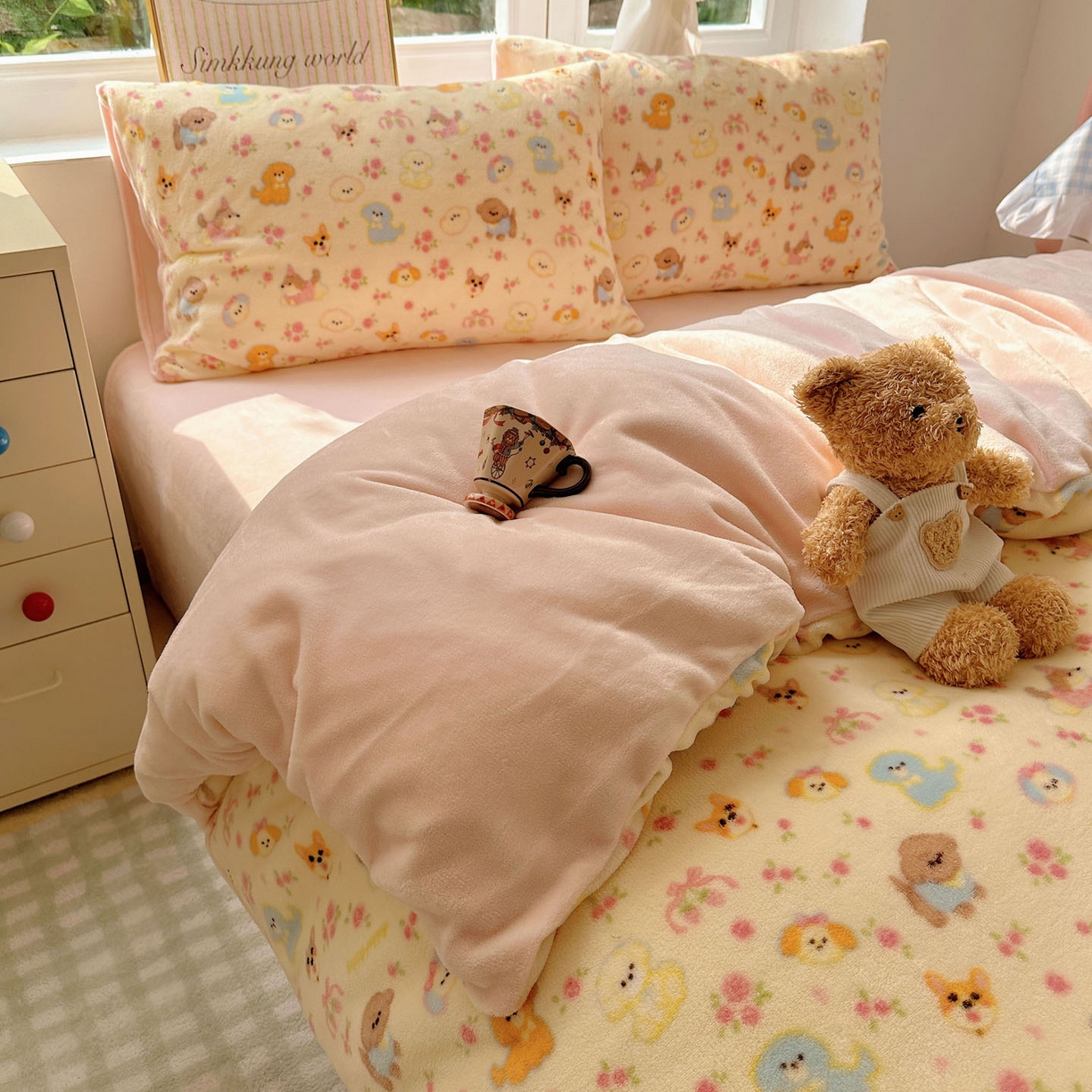 91家纺网 家纺一手货源 找家纺 优选 2025新款小清新加厚高克重牛奶绒四件套直播热款新花型更新 小狗乐园