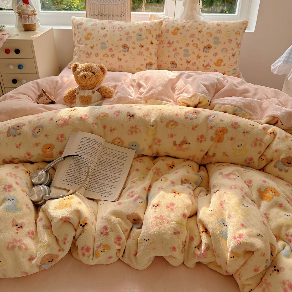 91家纺网 家纺一手货源 找家纺 优选 2025新款小清新加厚高克重牛奶绒四件套直播热款新花型更新 小狗乐园