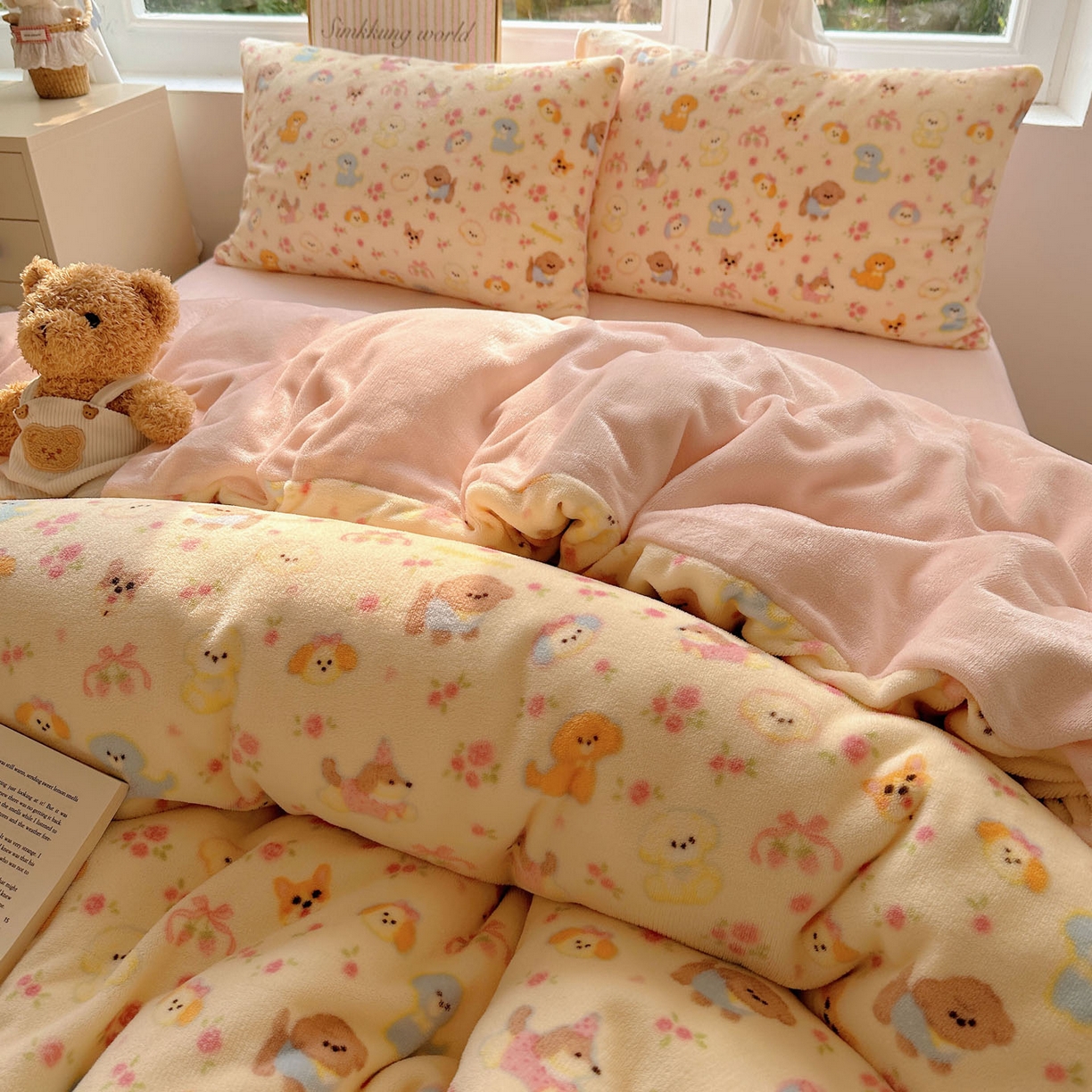 91家纺网 家纺一手货源 找家纺 优选 2025新款小清新加厚高克重牛奶绒四件套直播热款新花型更新 小狗乐园