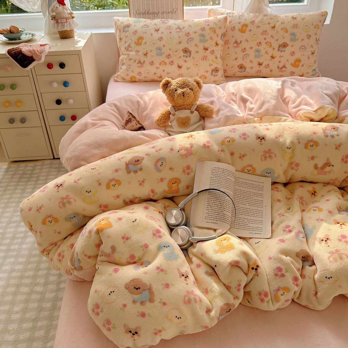 91家纺网 家纺一手货源 找家纺 优选 2025新款小清新加厚高克重牛奶绒四件套直播热款新花型更新 小狗乐园