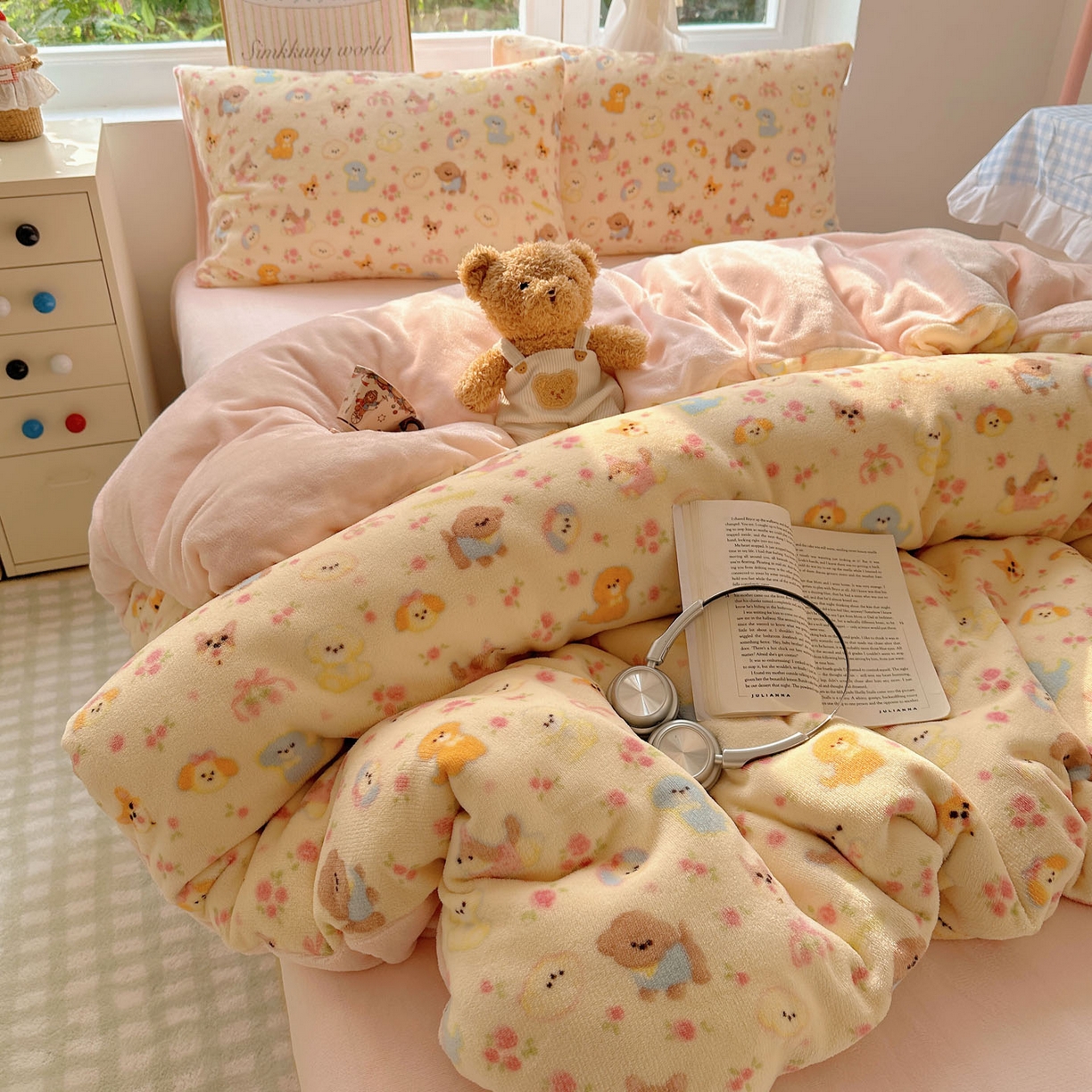 91家纺网 家纺一手货源 找家纺 优选 2025新款小清新加厚高克重牛奶绒四件套直播热款新花型更新 小狗乐园