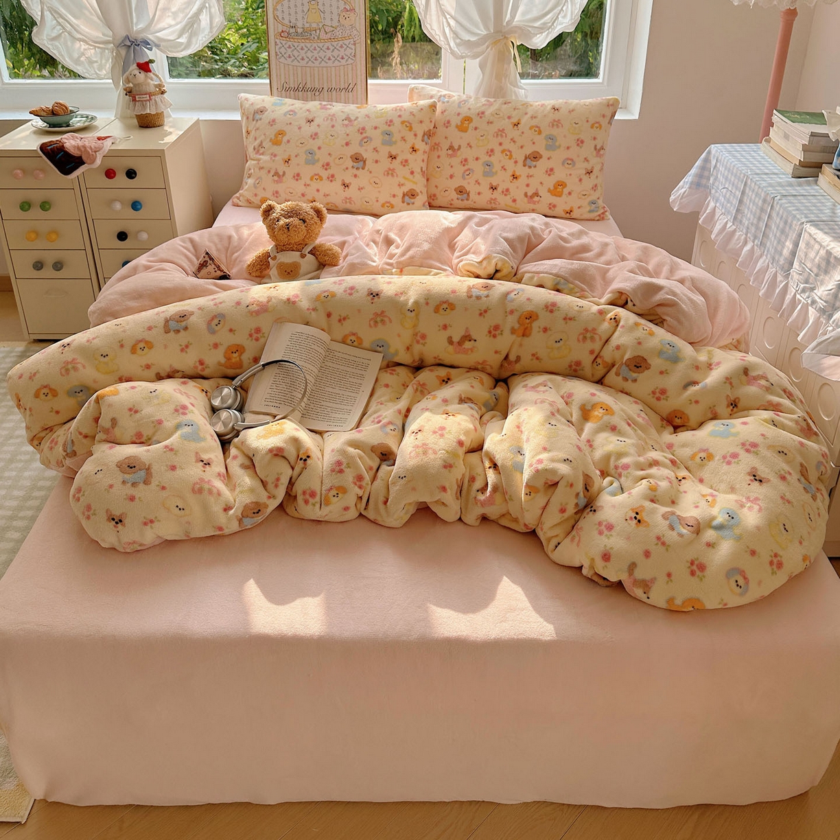 91家纺网 家纺一手货源 找家纺 优选 2025新款小清新加厚高克重牛奶绒四件套直播热款新花型更新 小狗乐园