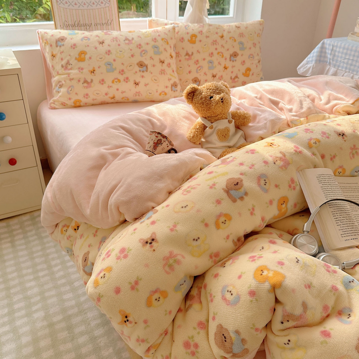 91家纺网 家纺一手货源 找家纺 优选 2025新款小清新加厚高克重牛奶绒四件套直播热款新花型更新 小狗乐园