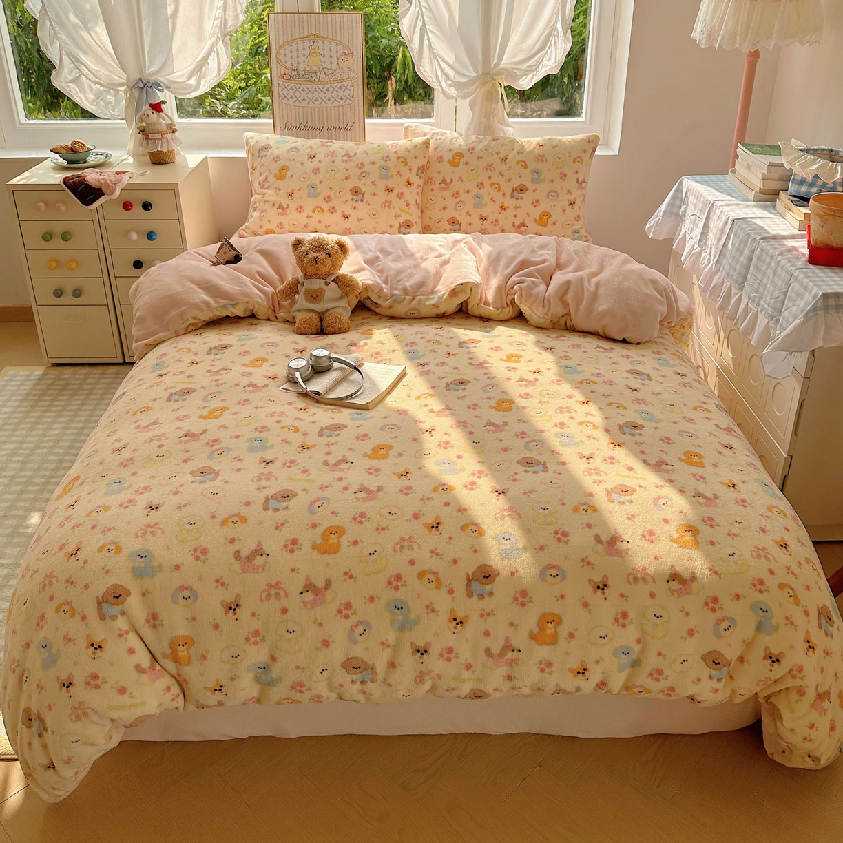 91家纺网 家纺一手货源 找家纺 优选 2025新款小清新加厚高克重牛奶绒四件套直播热款新花型更新 小狗乐园