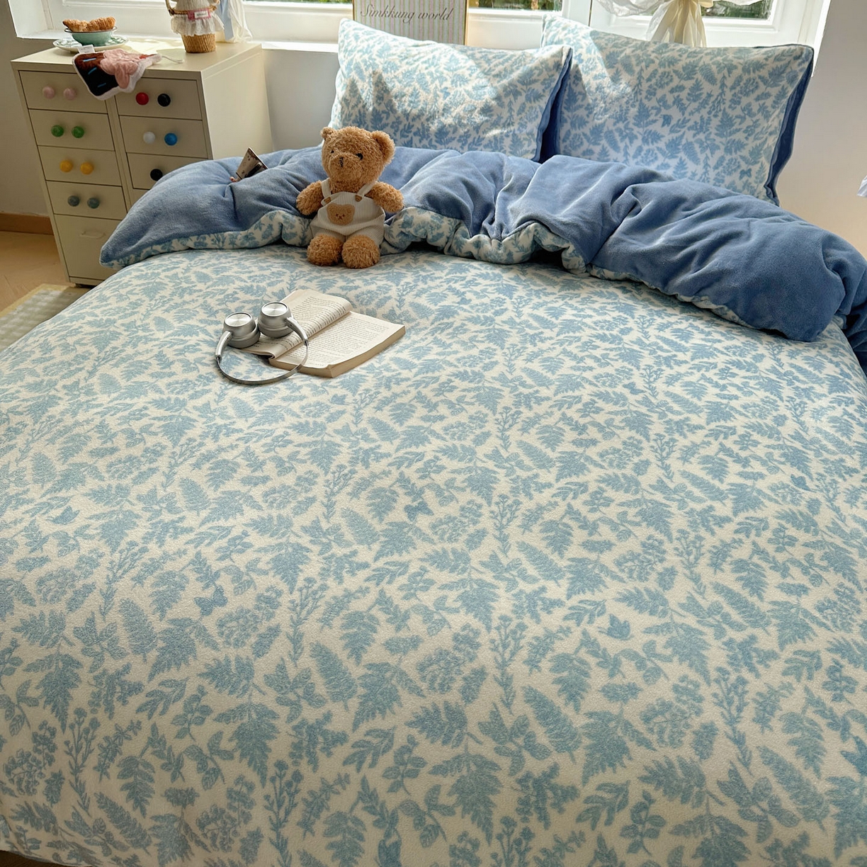 91家纺网 家纺一手货源 找家纺 优选 2025新款小清新加厚高克重牛奶绒四件套直播热款新花型更新 叶子青青