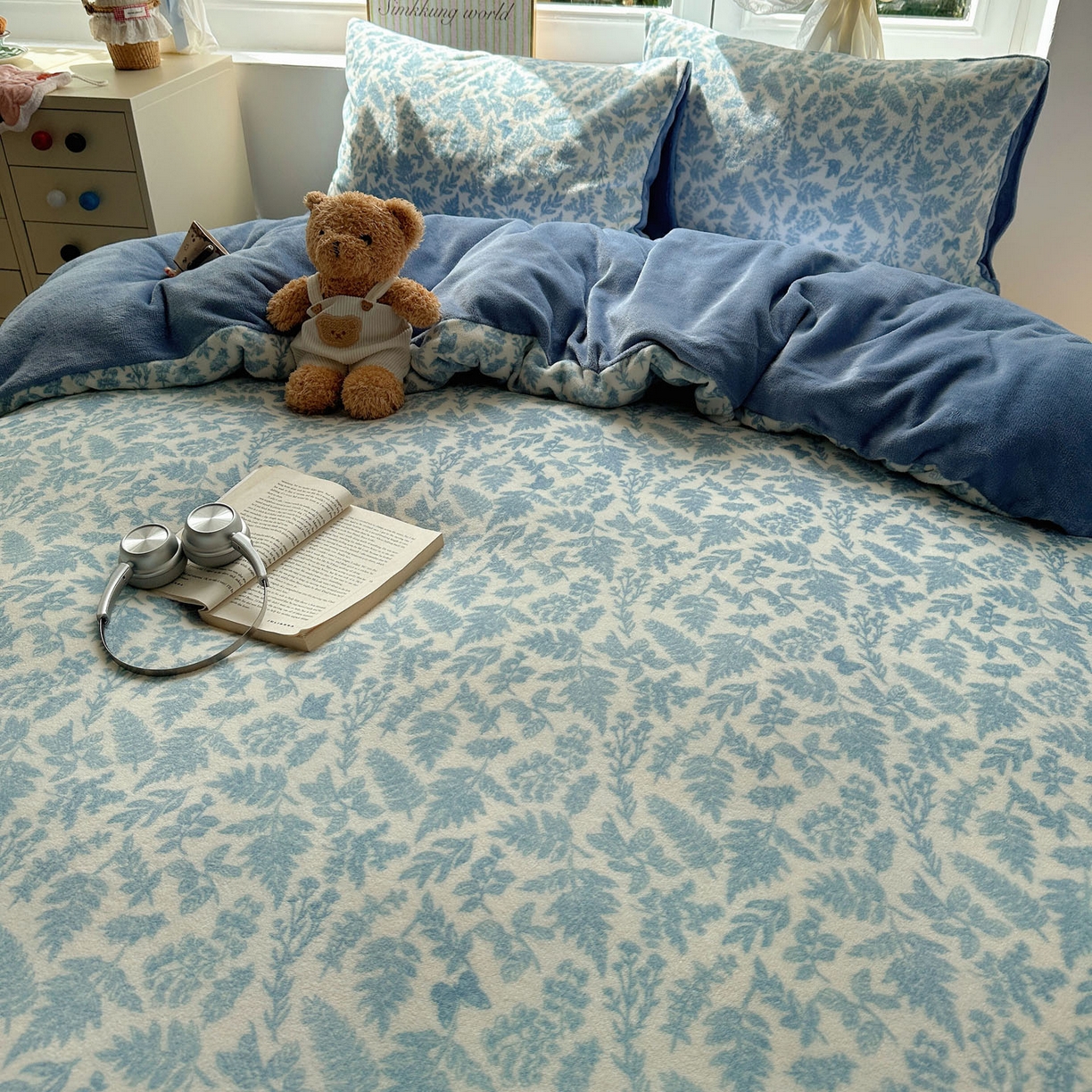 91家纺网 家纺一手货源 找家纺 优选 2025新款小清新加厚高克重牛奶绒四件套直播热款新花型更新 叶子青青