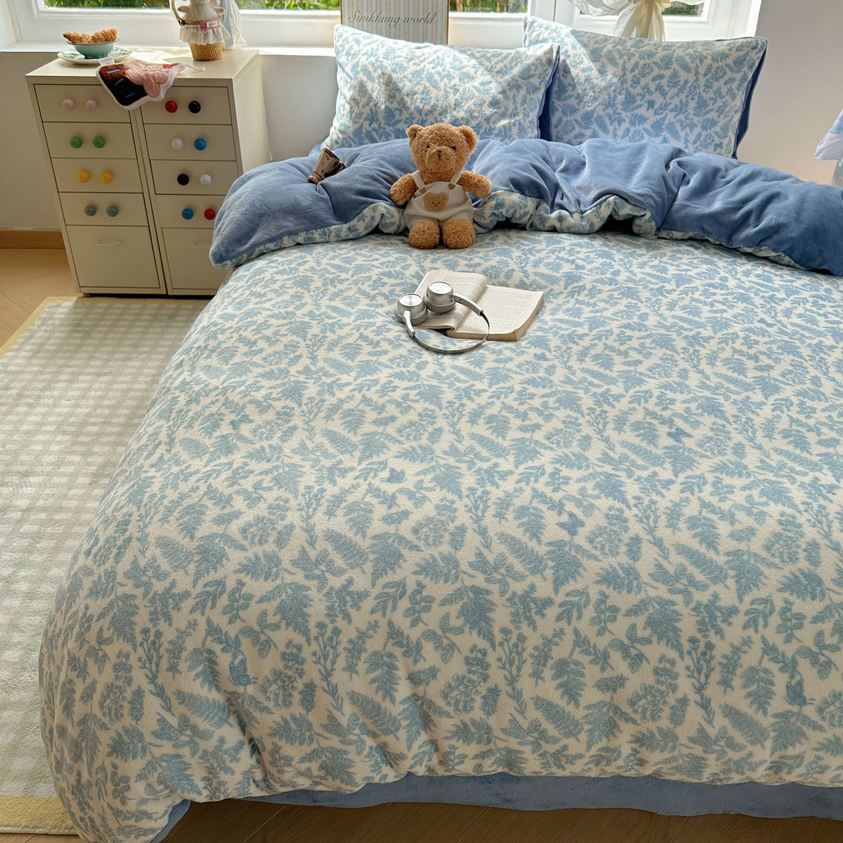 91家纺网 家纺一手货源 找家纺 优选 2025新款小清新加厚高克重牛奶绒四件套直播热款新花型更新 叶子青青