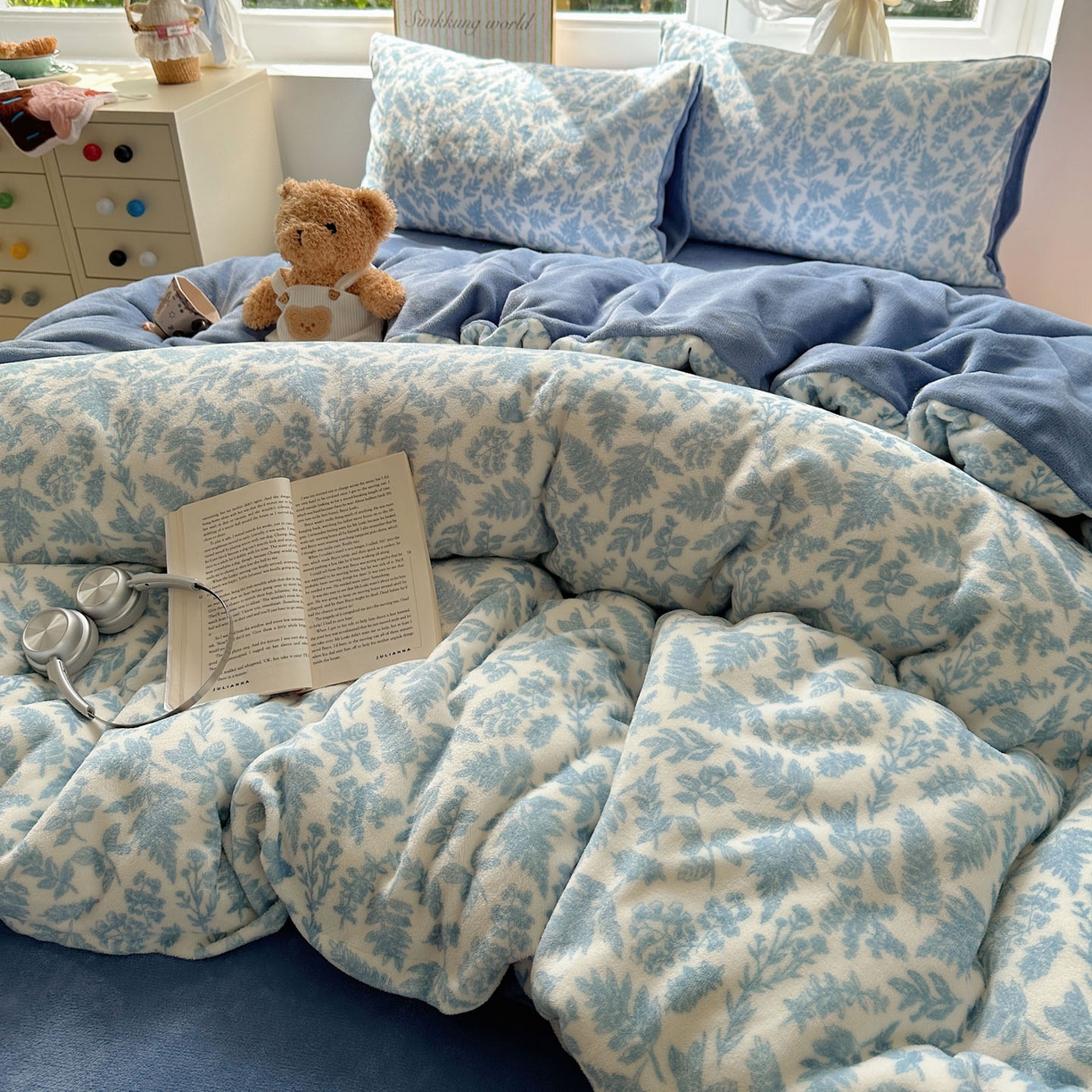 91家纺网 家纺一手货源 找家纺 优选 2025新款小清新加厚高克重牛奶绒四件套直播热款新花型更新 叶子青青