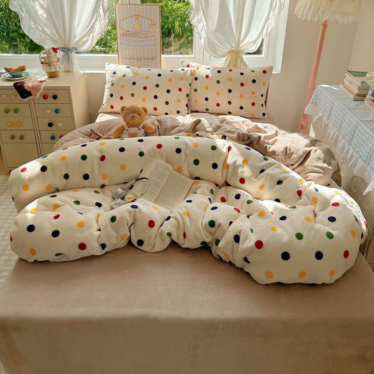 91家纺网 家纺一手货源 找家纺 优选 2025新款小清新加厚高克重牛奶绒四件套直播热款新花型更新 奇异波点