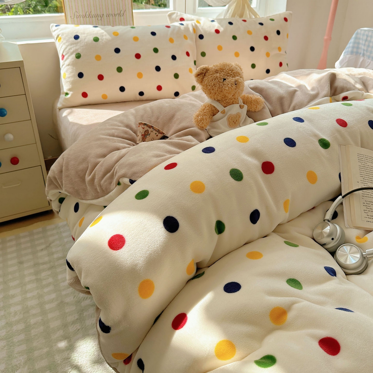 91家纺网 家纺一手货源 找家纺 优选 2025新款小清新加厚高克重牛奶绒四件套直播热款新花型更新 奇异波点