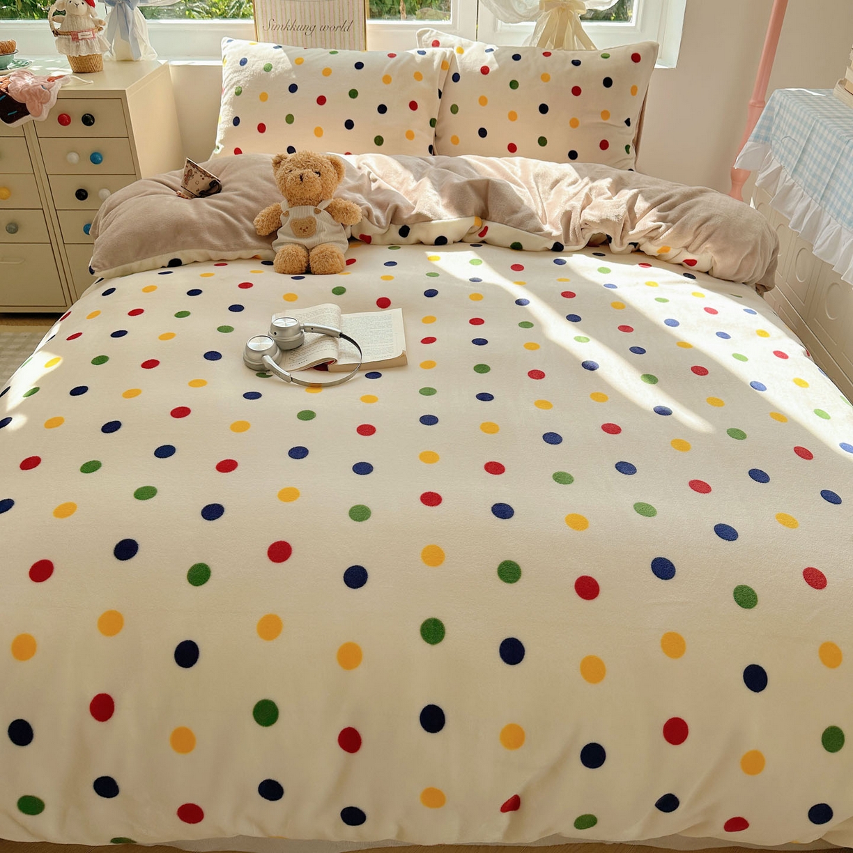 91家纺网 家纺一手货源 找家纺 优选 2025新款小清新加厚高克重牛奶绒四件套直播热款新花型更新 奇异波点