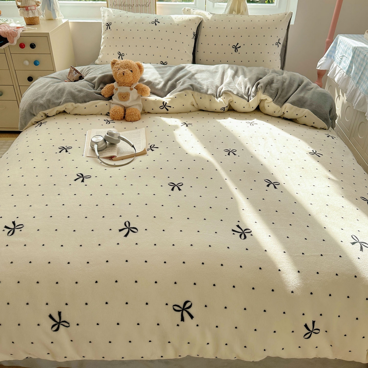 91家纺网 家纺一手货源 找家纺 优选 2025新款小清新加厚高克重牛奶绒四件套直播热款新花型更新 法式简爱