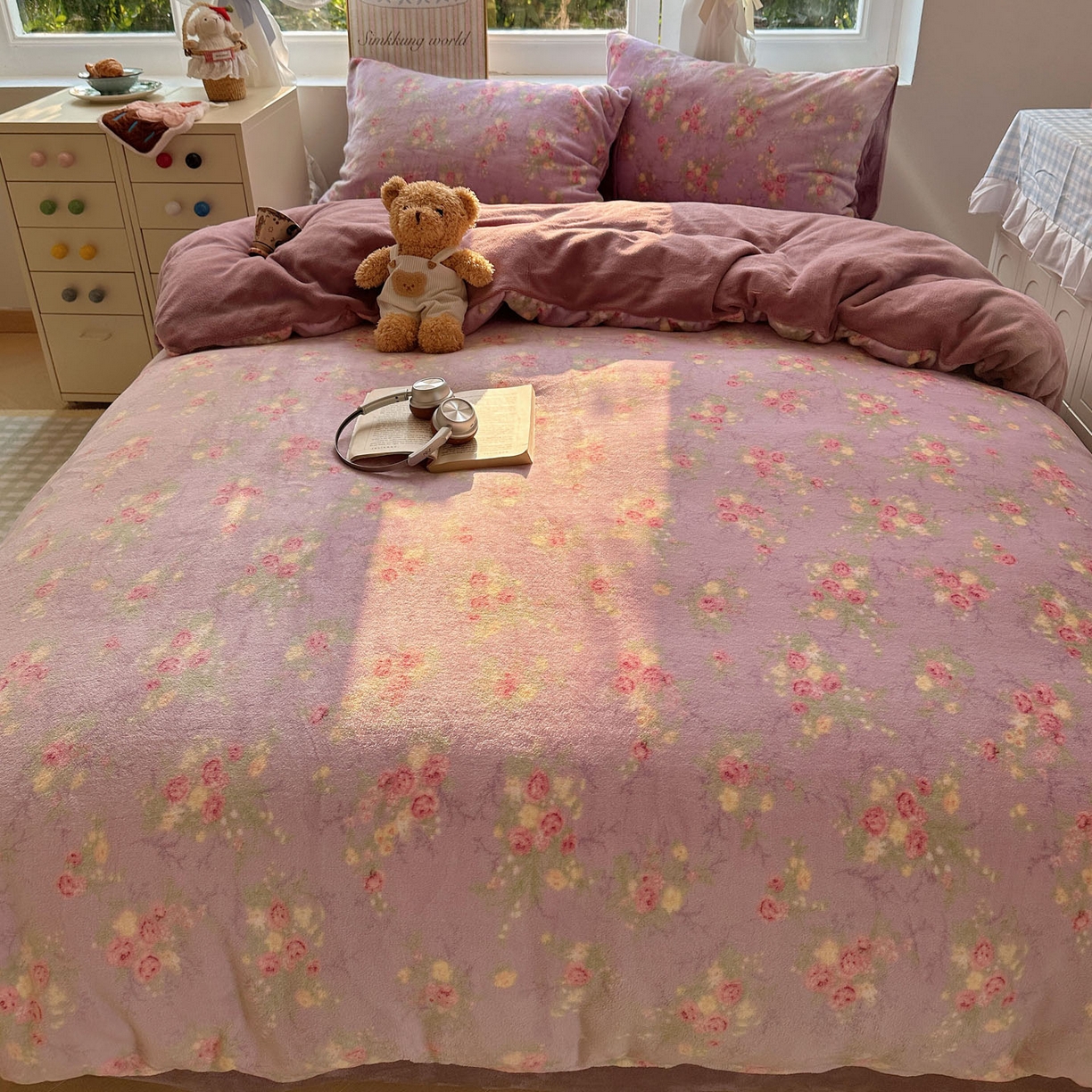 91家纺网 家纺一手货源 找家纺 优选 2025新款小清新加厚高克重牛奶绒四件套直播热款新花型更新 花团锦簇