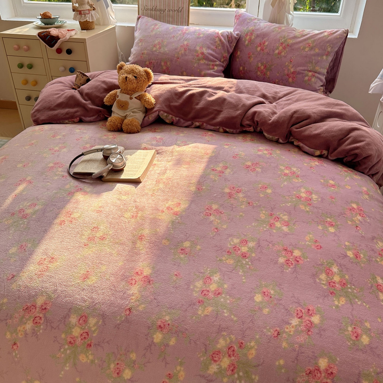 91家纺网 家纺一手货源 找家纺 优选 2025新款小清新加厚高克重牛奶绒四件套直播热款新花型更新 花团锦簇