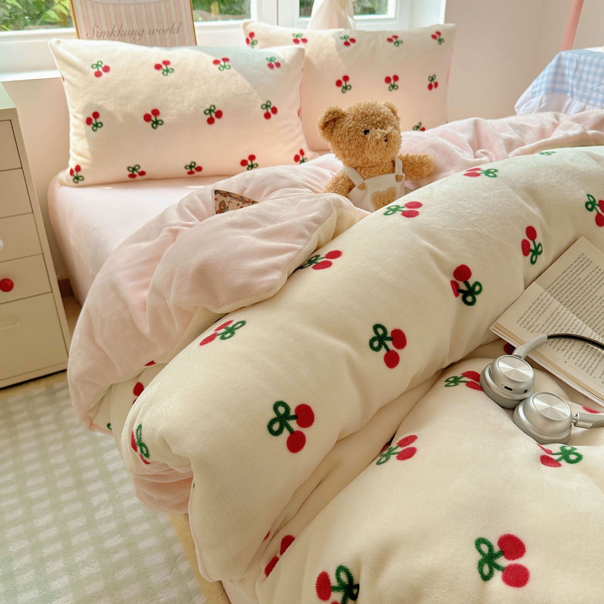 91家纺网 家纺一手货源 找家纺 优选 2025新款小清新加厚高克重牛奶绒四件套直播热款新花型更新 粉色樱桃