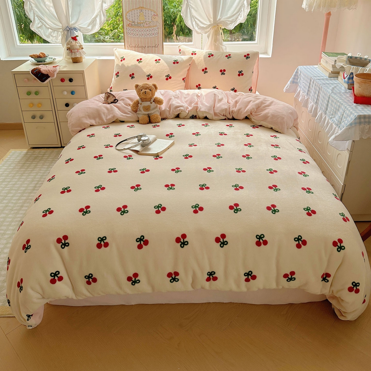 91家纺网 家纺一手货源 找家纺 优选 2025新款小清新加厚高克重牛奶绒四件套直播热款新花型更新 粉色樱桃