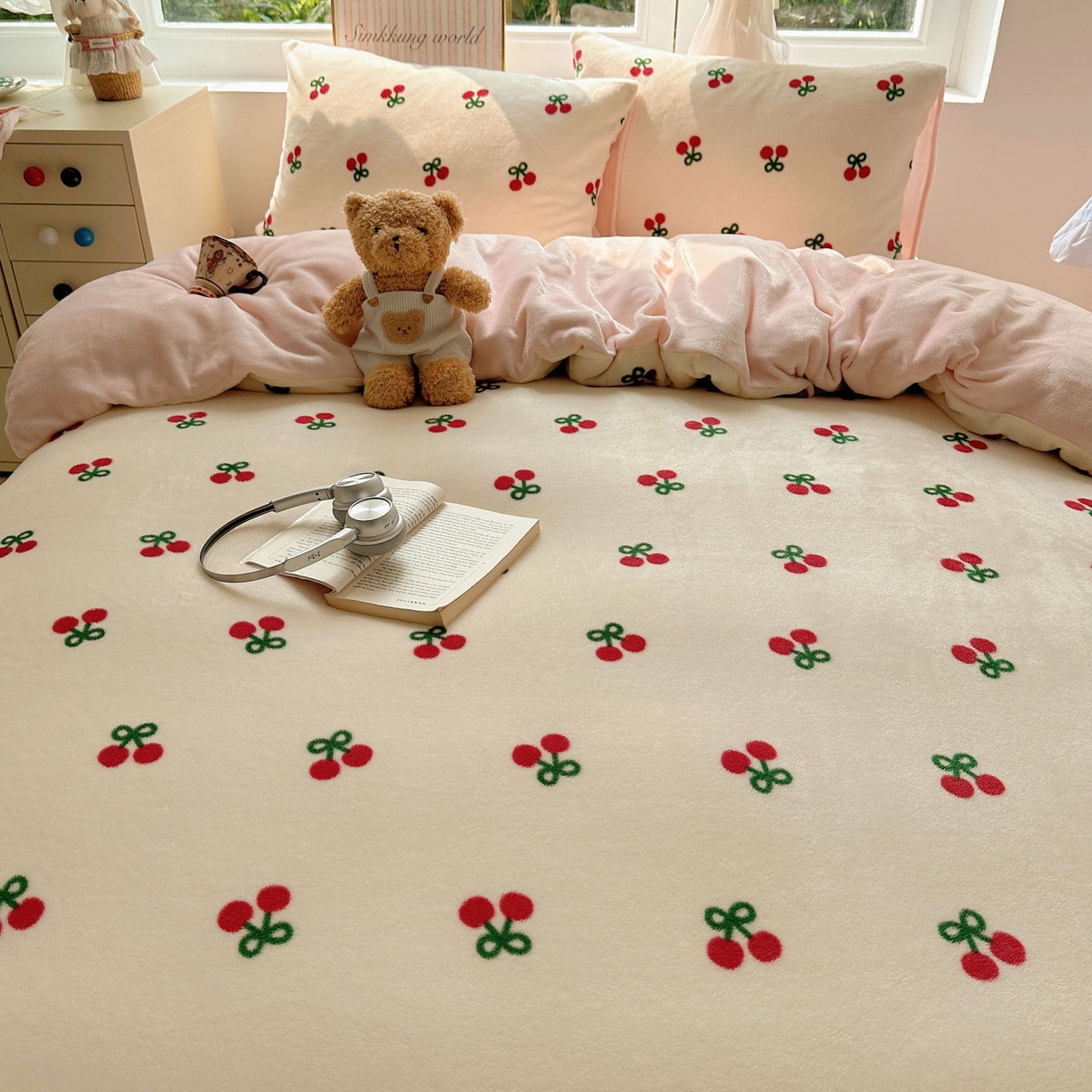 91家纺网 家纺一手货源 找家纺 优选 2025新款小清新加厚高克重牛奶绒四件套直播热款新花型更新 粉色樱桃