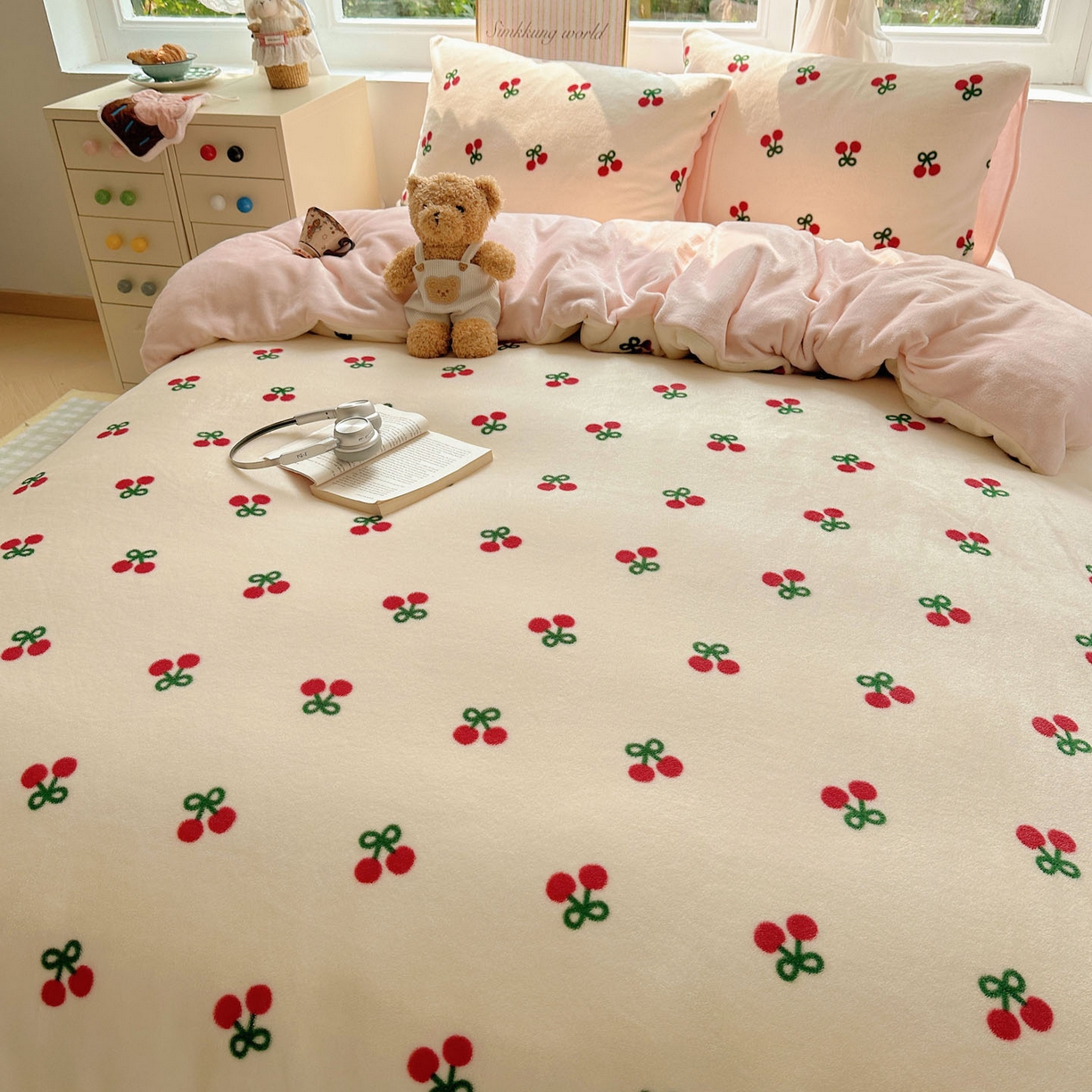 91家纺网 家纺一手货源 找家纺 优选 2025新款小清新加厚高克重牛奶绒四件套直播热款新花型更新 粉色樱桃