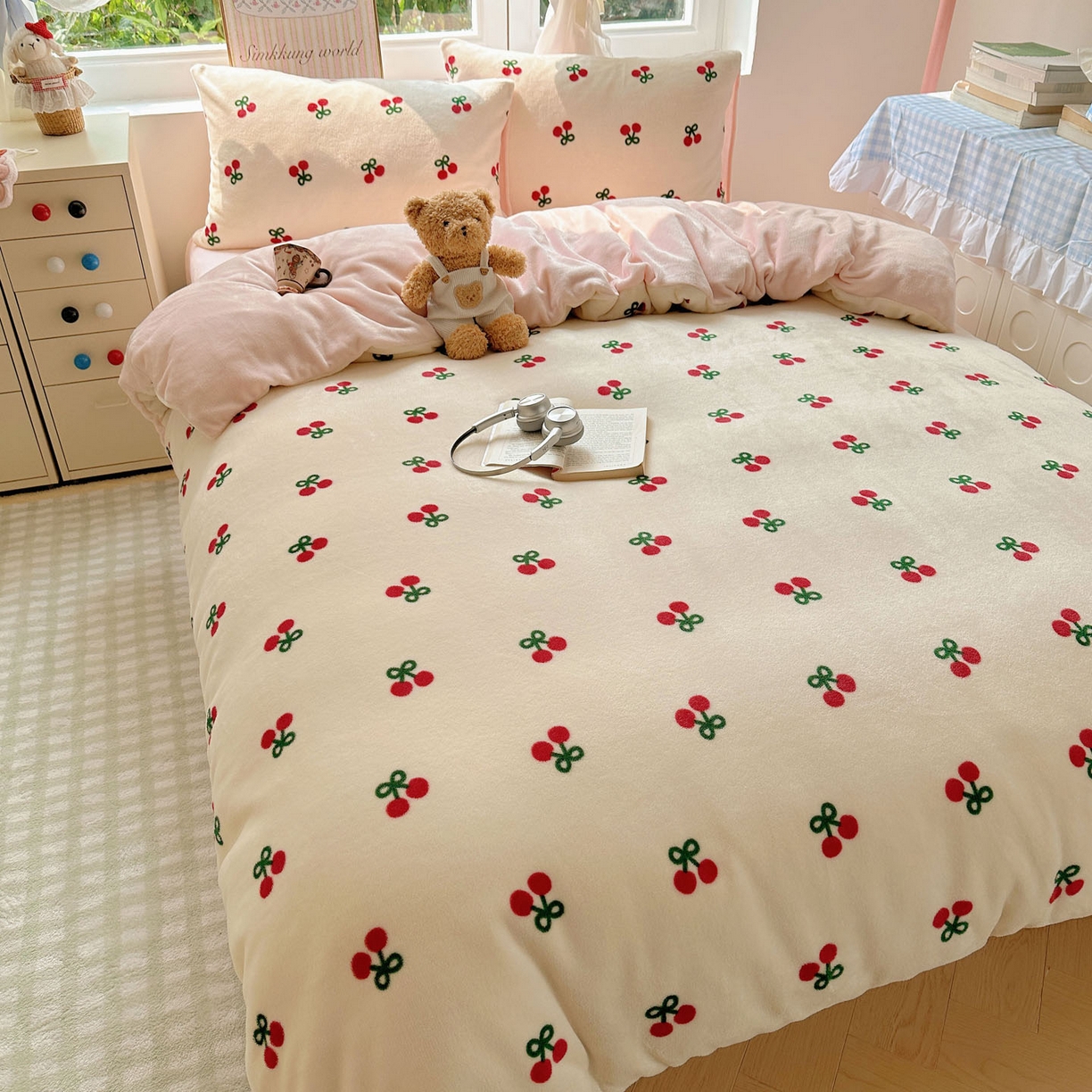 91家纺网 家纺一手货源 找家纺 优选 2025新款小清新加厚高克重牛奶绒四件套直播热款新花型更新 粉色樱桃