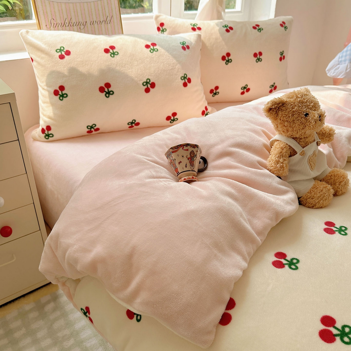 91家纺网 家纺一手货源 找家纺 优选 2025新款小清新加厚高克重牛奶绒四件套直播热款新花型更新 粉色樱桃
