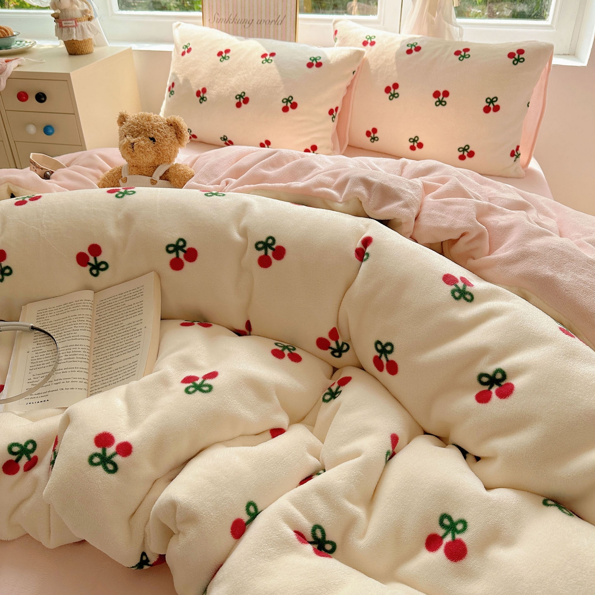 91家纺网 家纺一手货源 找家纺 优选 2025新款小清新加厚高克重牛奶绒四件套直播热款新花型更新 粉色樱桃