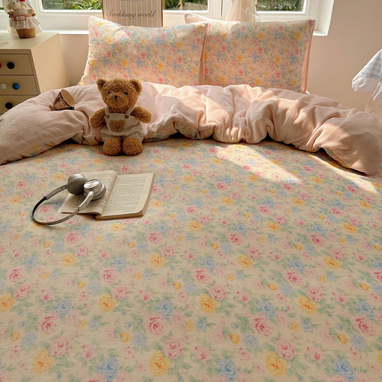 91家纺网 家纺一手货源 找家纺 优选 2025新款小清新加厚高克重牛奶绒四件套直播热款新花型更新 春意满园