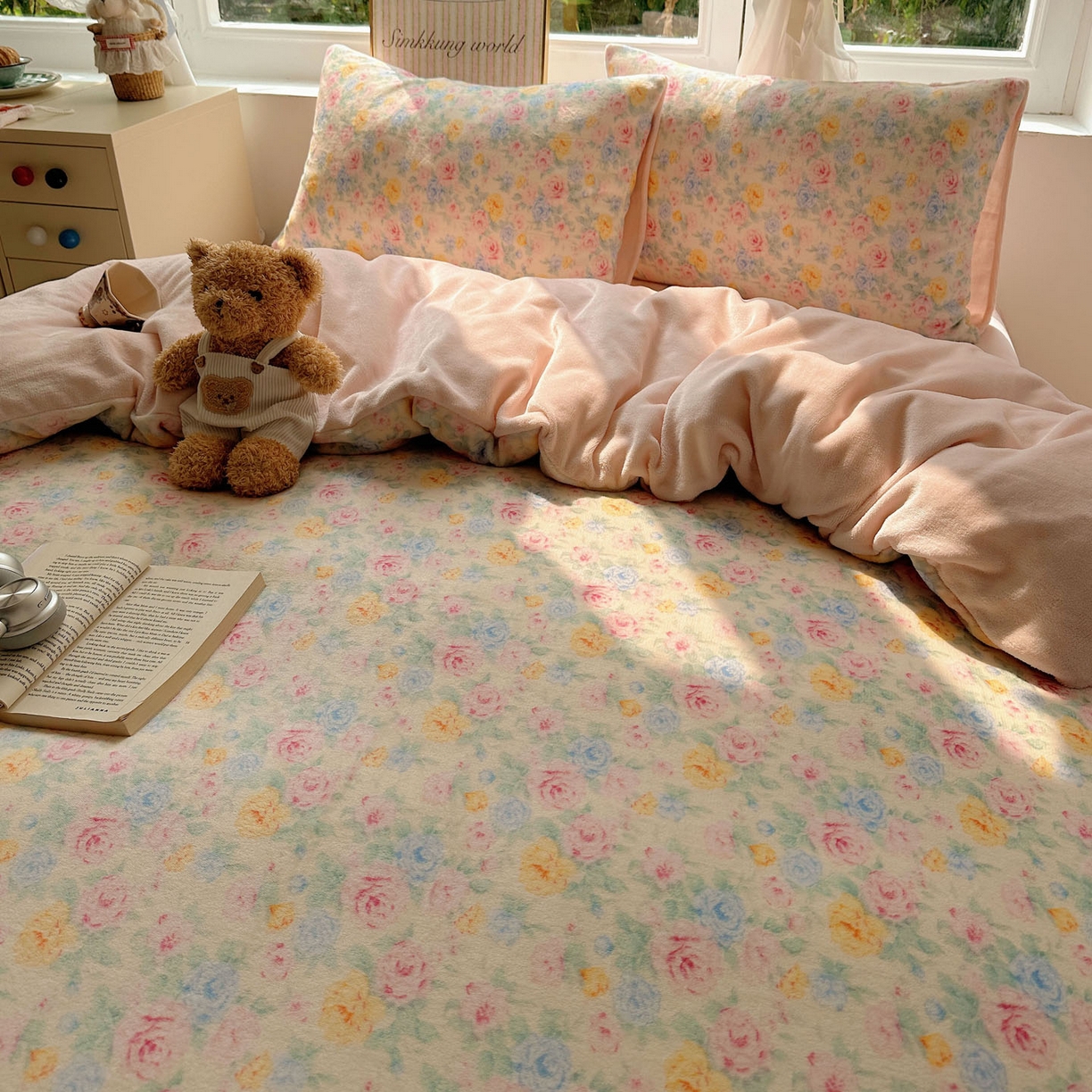 91家纺网 家纺一手货源 找家纺 优选 2025新款小清新加厚高克重牛奶绒四件套直播热款新花型更新 春意满园