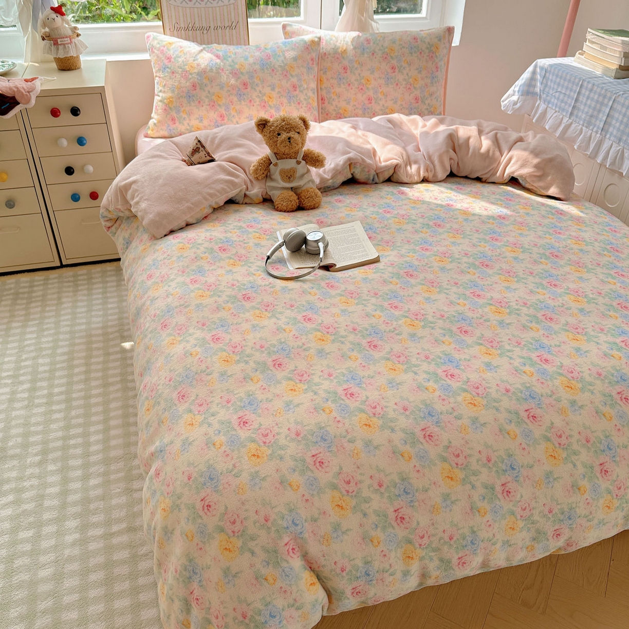 91家纺网 家纺一手货源 找家纺 优选 2025新款小清新加厚高克重牛奶绒四件套直播热款新花型更新 春意满园