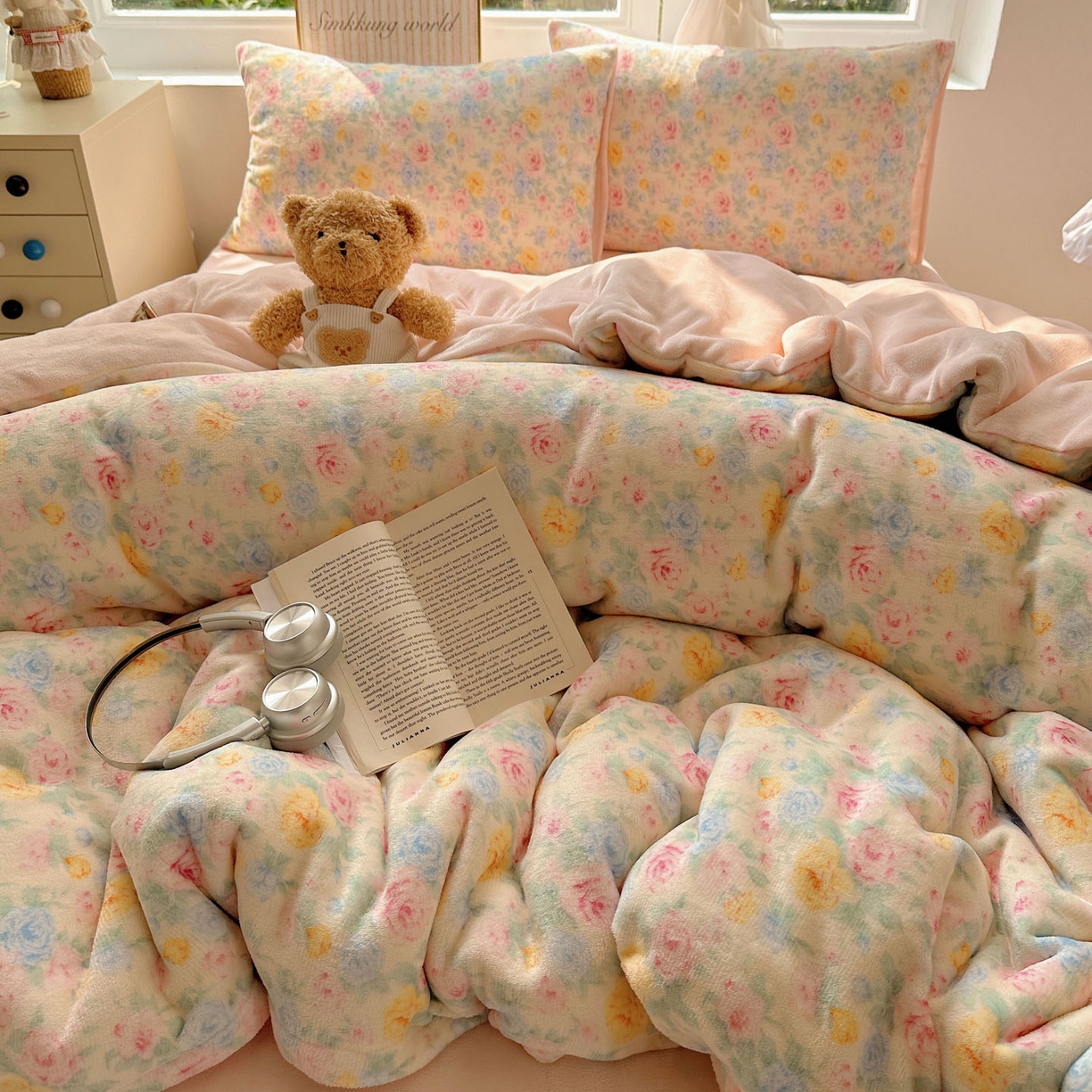 91家纺网 家纺一手货源 找家纺 优选 2025新款小清新加厚高克重牛奶绒四件套直播热款新花型更新 春意满园