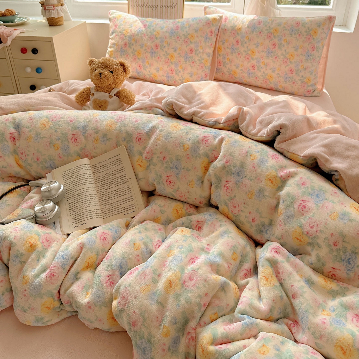 91家纺网 家纺一手货源 找家纺 优选 2025新款小清新加厚高克重牛奶绒四件套直播热款新花型更新 春意满园