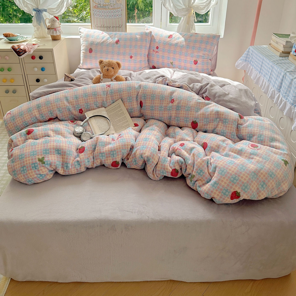 91家纺网 家纺一手货源 找家纺 优选 2025新款小清新加厚高克重牛奶绒四件套直播热款新花型更新 草莓星星