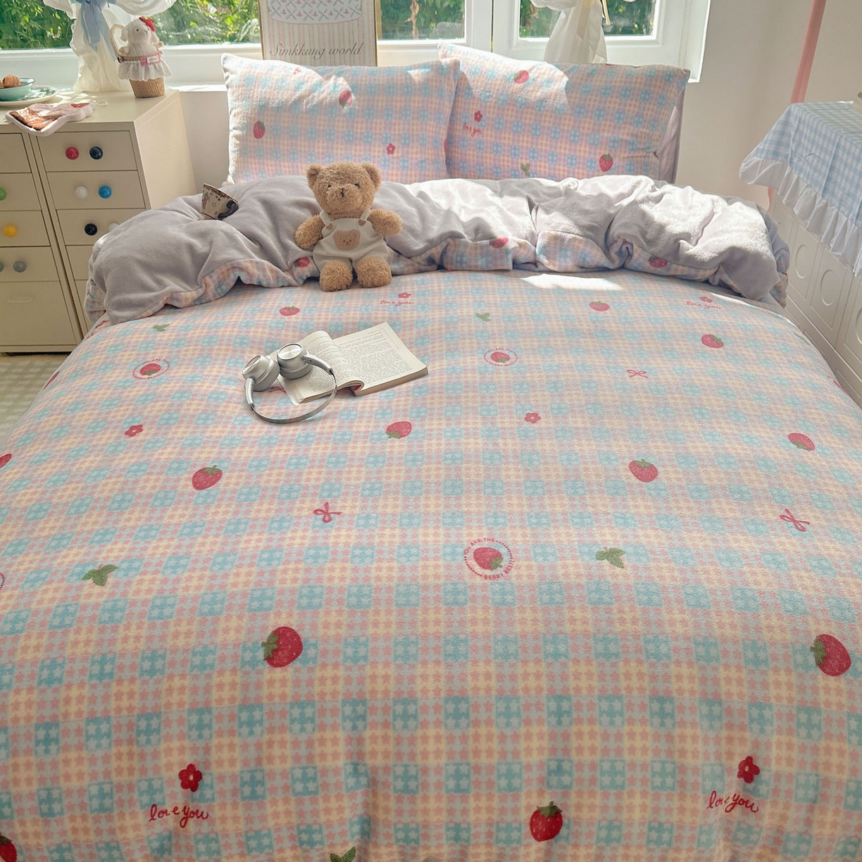 91家纺网 家纺一手货源 找家纺 优选 2025新款小清新加厚高克重牛奶绒四件套直播热款新花型更新 草莓星星