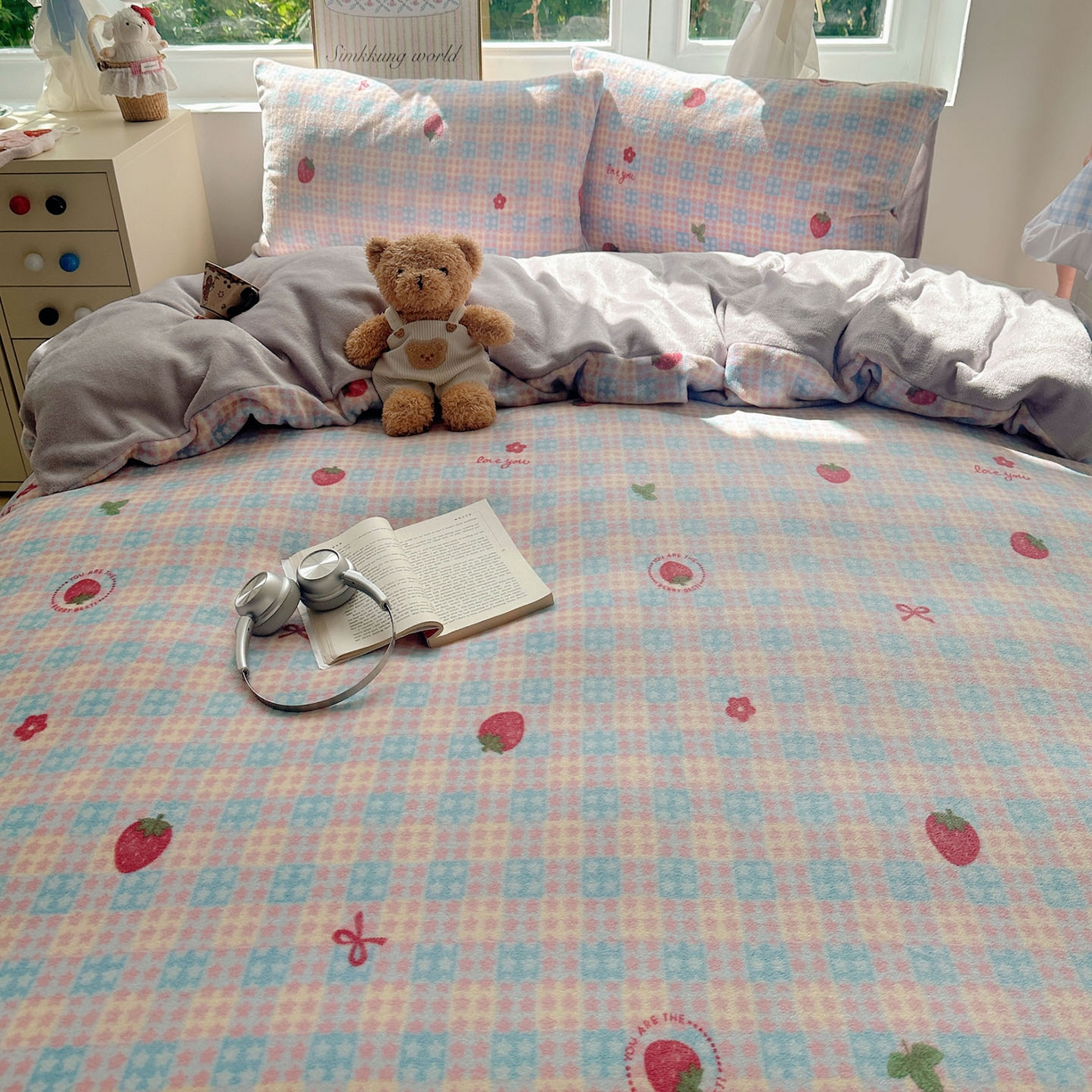 91家纺网 家纺一手货源 找家纺 优选 2025新款小清新加厚高克重牛奶绒四件套直播热款新花型更新 草莓星星