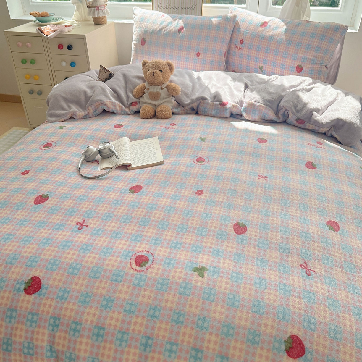 91家纺网 家纺一手货源 找家纺 优选 2025新款小清新加厚高克重牛奶绒四件套直播热款新花型更新 草莓星星