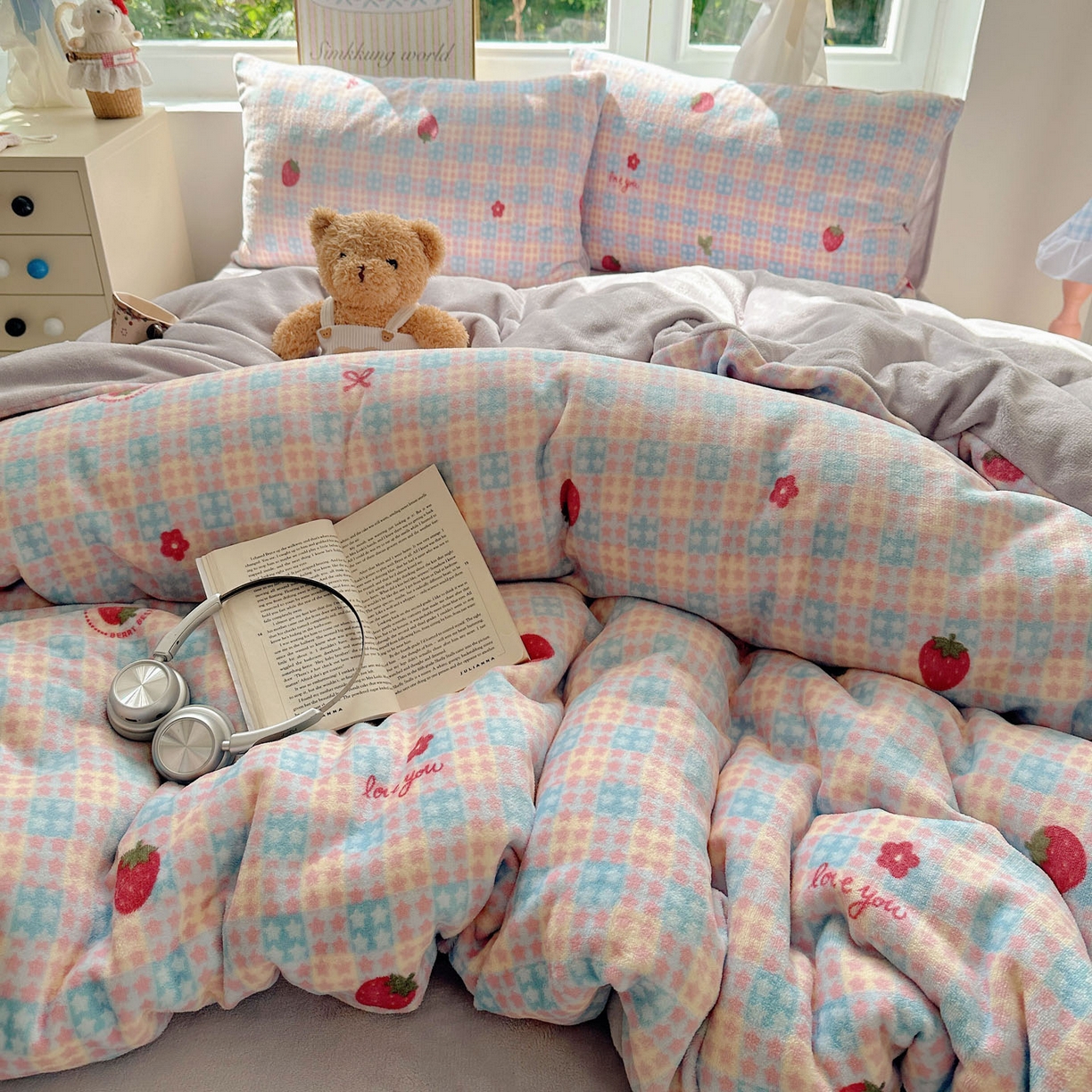 91家纺网 家纺一手货源 找家纺 优选 2025新款小清新加厚高克重牛奶绒四件套直播热款新花型更新 草莓星星