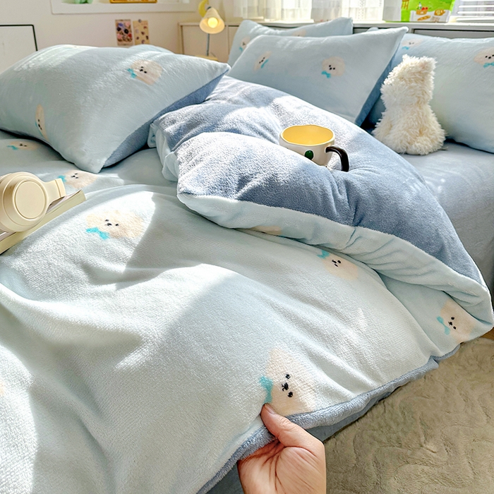 91家纺网 家纺一手货源 找家纺 优选 2025新款小清新加厚高克重牛奶绒四件套直播热款新花型更新 绒绒小狗蓝