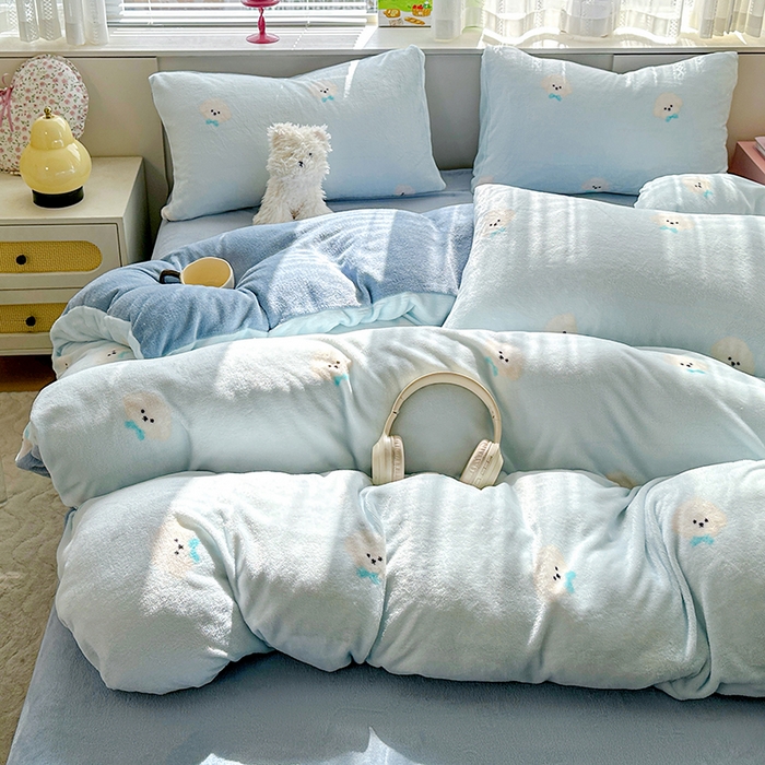 91家纺网 家纺一手货源 找家纺 优选 2025新款小清新加厚高克重牛奶绒四件套直播热款新花型更新 绒绒小狗蓝