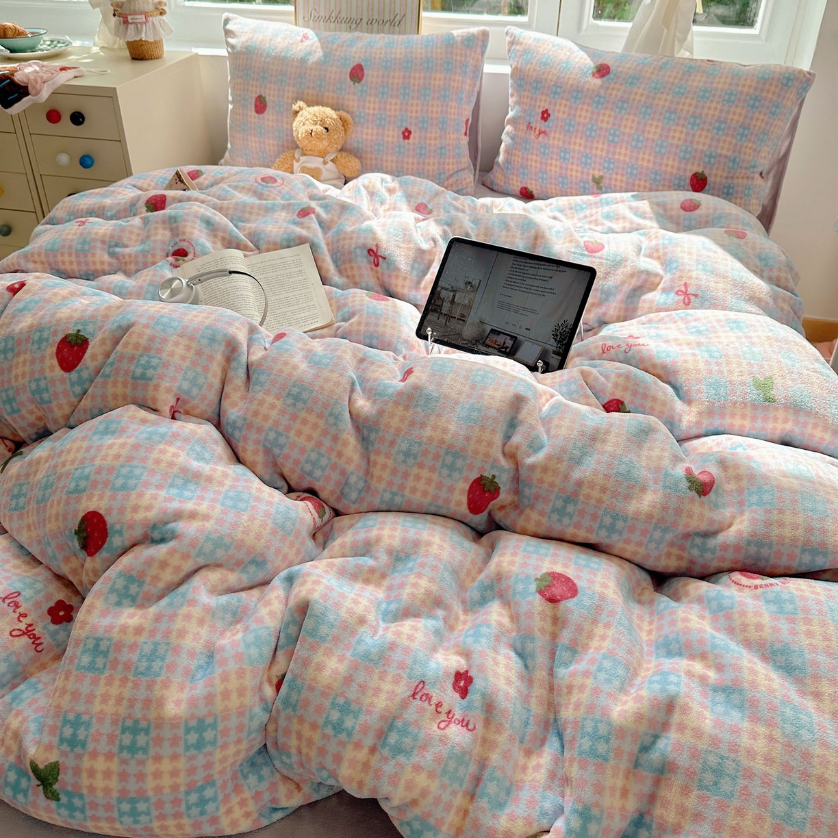 优选 2025新款小清新加厚高克重牛奶绒四件套直播热款新花型更新 草莓星星