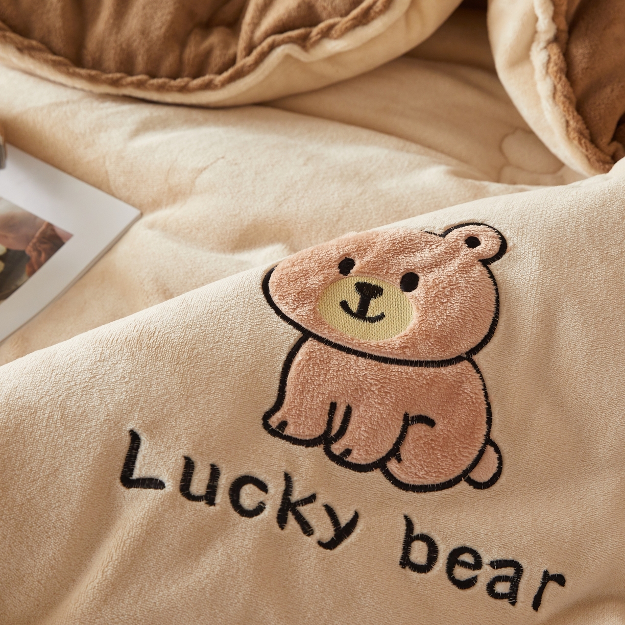 91家纺网 家纺一手货源 找家纺 （总）慕尚家纺 2026新款牛奶绒毛巾绣冬被被子被芯-维尼熊