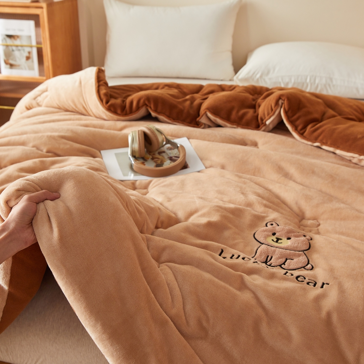 91家纺网 家纺一手货源 找家纺 慕尚家纺 2026新款牛奶绒毛巾绣冬被被子被芯-维尼熊 维尼熊-咖