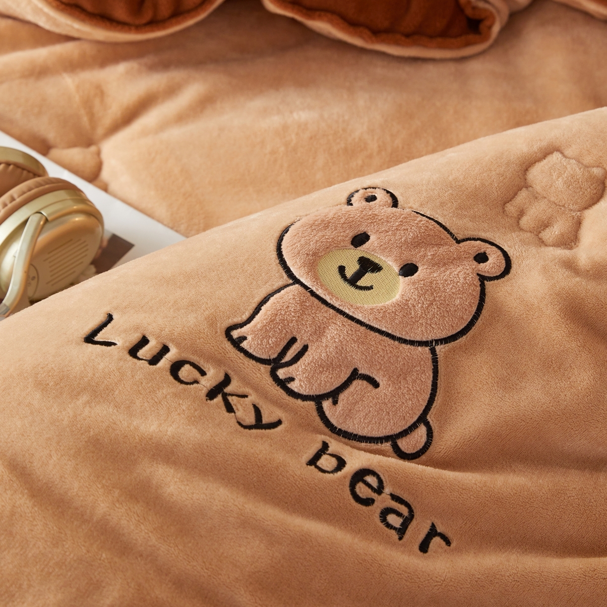 91家纺网 家纺一手货源 找家纺 慕尚家纺 2026新款牛奶绒毛巾绣冬被被子被芯-维尼熊 维尼熊-咖