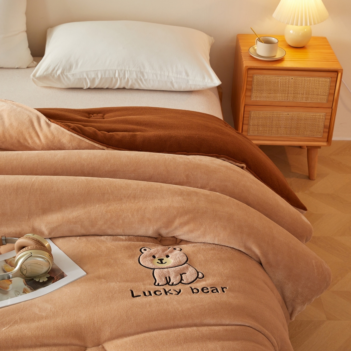 91家纺网 家纺一手货源 找家纺 慕尚家纺 2026新款牛奶绒毛巾绣冬被被子被芯-维尼熊 维尼熊-咖