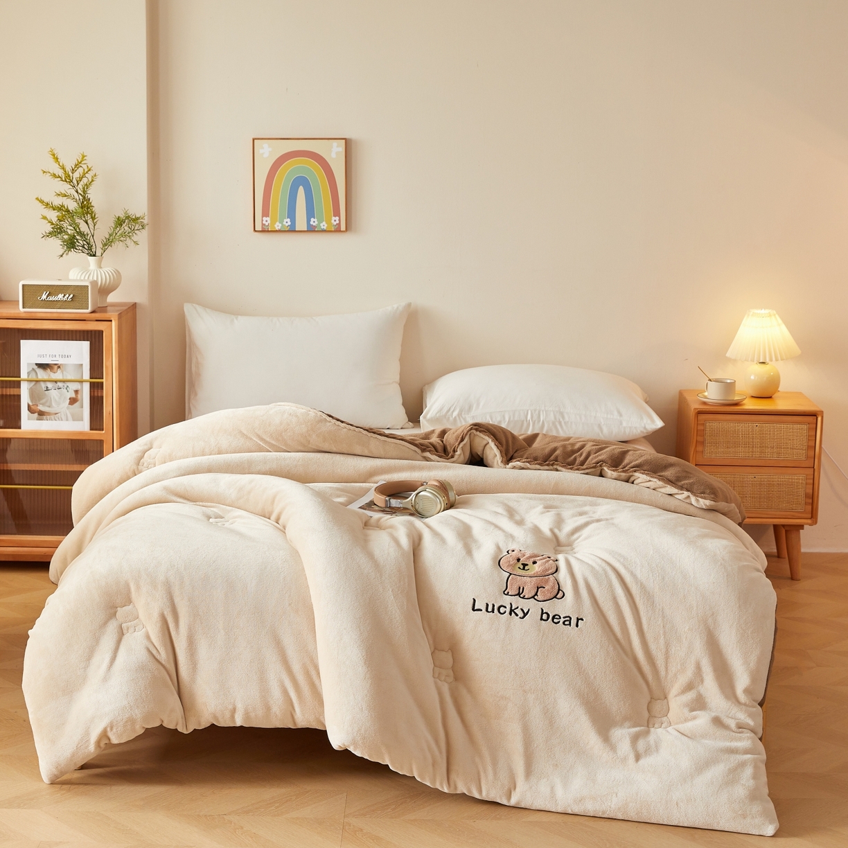 91家纺网 家纺一手货源 找家纺 慕尚家纺 2026新款牛奶绒毛巾绣冬被被子被芯-维尼熊 维尼熊-白