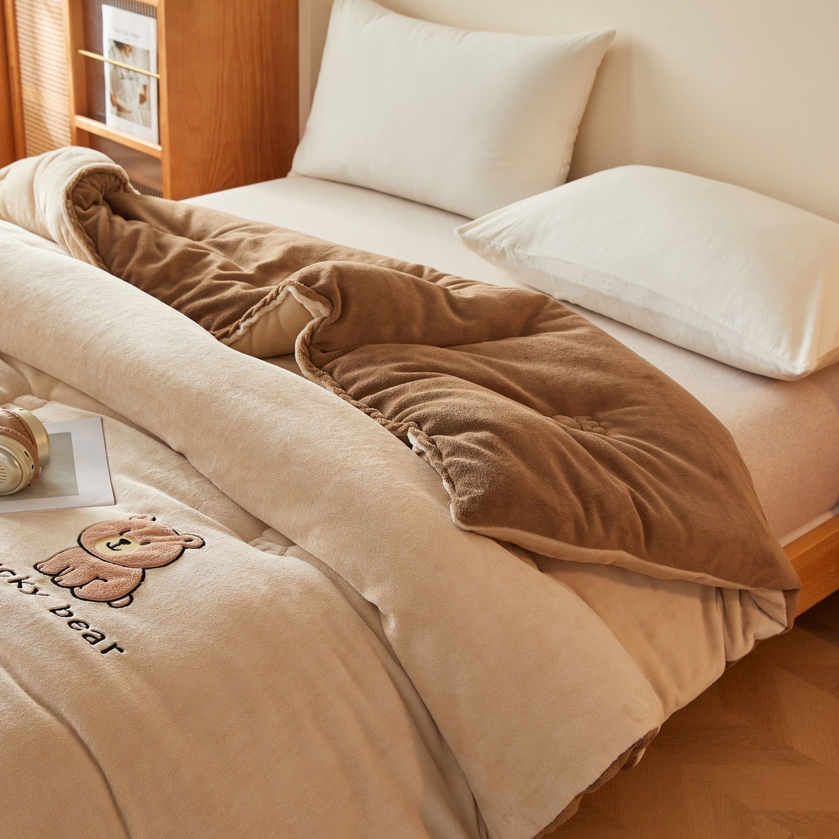 91家纺网 家纺一手货源 找家纺 慕尚家纺 2026新款牛奶绒毛巾绣冬被被子被芯-维尼熊 维尼熊-白