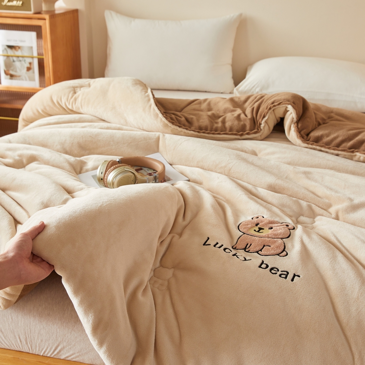 91家纺网 家纺一手货源 找家纺 （总）慕尚家纺 2026新款牛奶绒毛巾绣冬被被子被芯-维尼熊