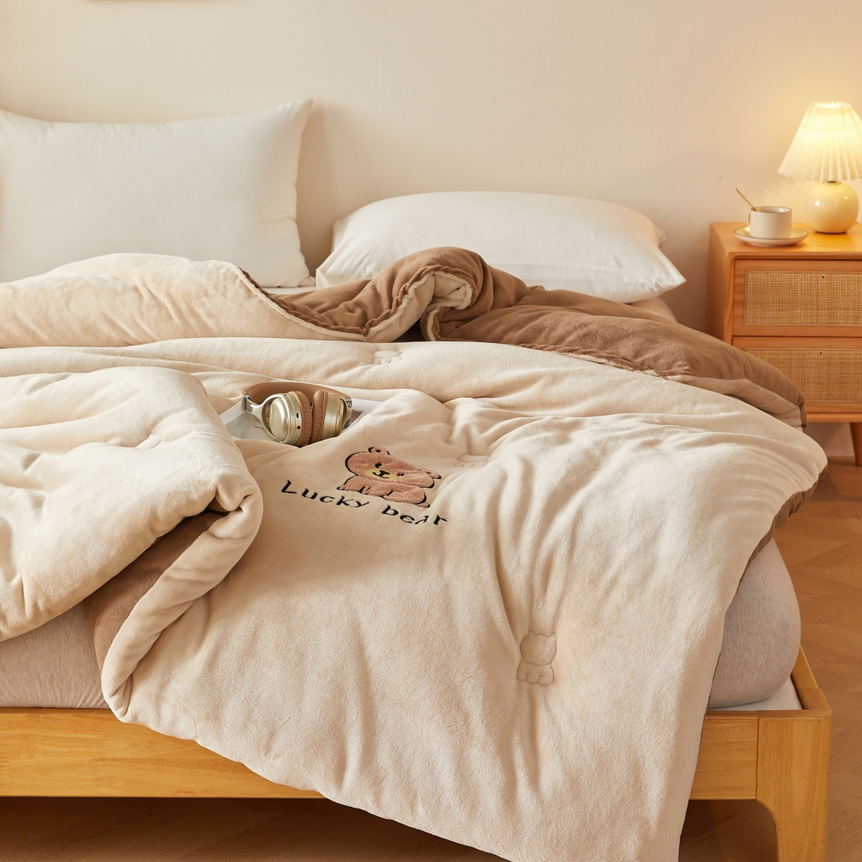 91家纺网 家纺一手货源 找家纺 慕尚家纺 2026新款牛奶绒毛巾绣冬被被子被芯-维尼熊 维尼熊-白