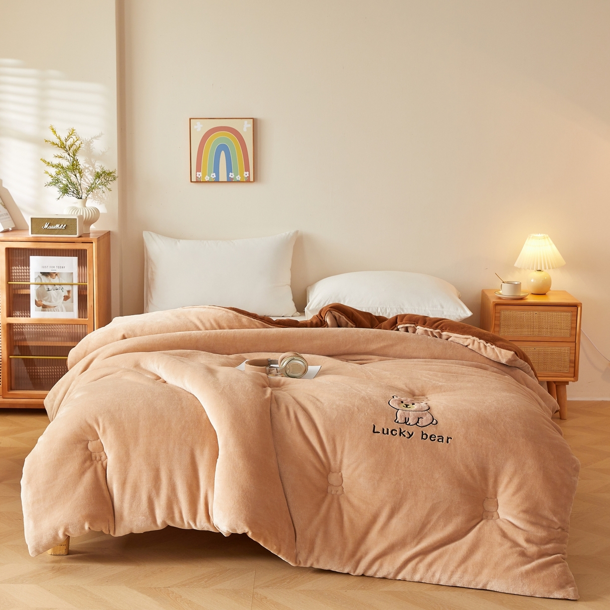 91家纺网 家纺一手货源 找家纺 慕尚家纺 2026新款牛奶绒毛巾绣冬被被子被芯-维尼熊 维尼熊-咖