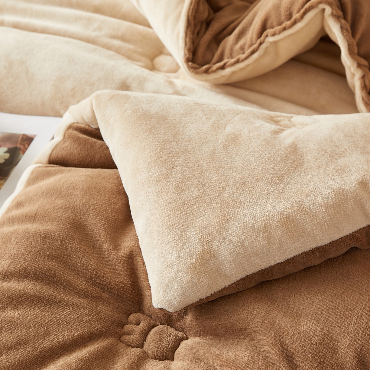 91家纺网 家纺一手货源 找家纺 慕尚家纺 2026新款牛奶绒毛巾绣冬被被子被芯-维尼熊 维尼熊-白